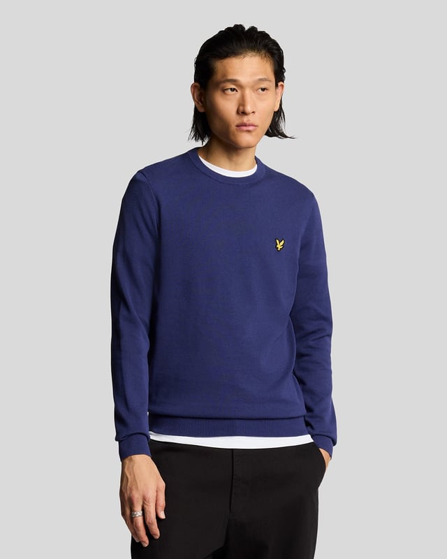 We know the value of a well-made staple, so classic pieces like this jumper form the core of our Lyle &amp; Scott collections. It's been knitted from soft 100% cotton and has a slim fit – perfect for layering under a jacket.- Round neck 
- Long sleeves 
- Ribbed hemline, cuffs and neckline
- Composition: 100% cotton