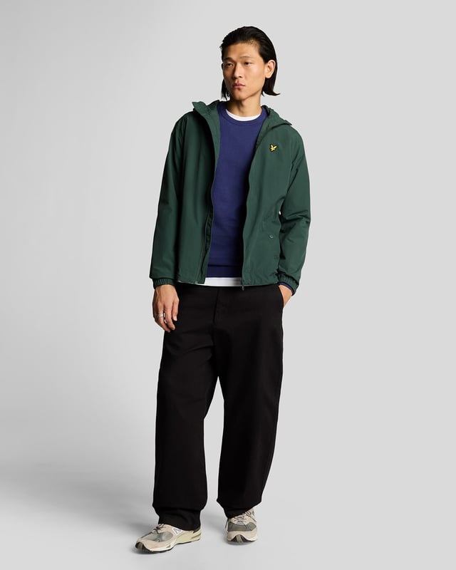 We know the value of a well-made staple, so classic pieces like this jumper form the core of our Lyle &amp; Scott collections. It's been knitted from soft 100% cotton and has a slim fit – perfect for layering under a jacket.- Round neck 
- Long sleeves 
- Ribbed hemline, cuffs and neckline
- Composition: 100% cotton