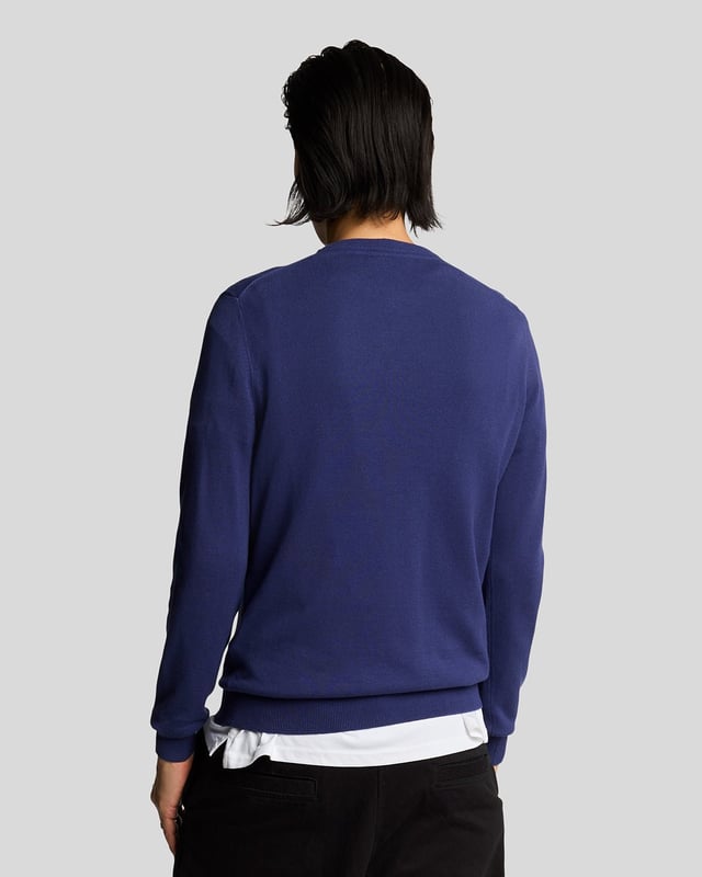 We know the value of a well-made staple, so classic pieces like this jumper form the core of our Lyle &amp; Scott collections. It's been knitted from soft 100% cotton and has a slim fit – perfect for layering under a jacket.- Round neck 
- Long sleeves 
- Ribbed hemline, cuffs and neckline
- Composition: 100% cotton