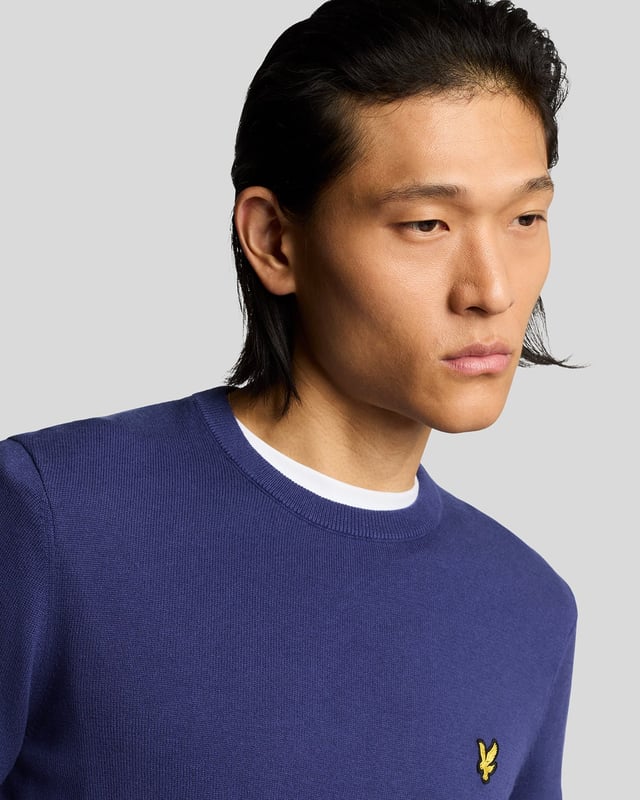 We know the value of a well-made staple, so classic pieces like this jumper form the core of our Lyle &amp; Scott collections. It's been knitted from soft 100% cotton and has a slim fit – perfect for layering under a jacket.- Round neck 
- Long sleeves 
- Ribbed hemline, cuffs and neckline
- Composition: 100% cotton