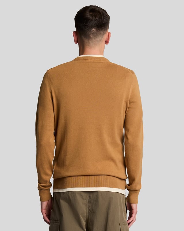 We know the value of a well-made staple, so classic pieces like this jumper form the core of our Lyle &amp; Scott collections. It's been knitted from soft 100% cotton and has a slim fit – perfect for layering under a jacket.- Round neck 
- Long sleeves 
- Ribbed hemline, cuffs and neckline
- Composition: 100% cotton