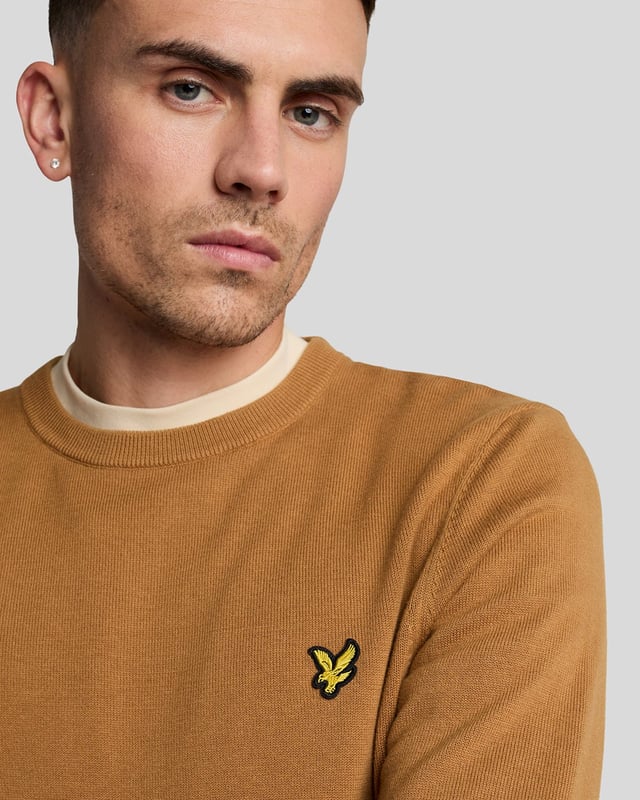 We know the value of a well-made staple, so classic pieces like this jumper form the core of our Lyle &amp; Scott collections. It's been knitted from soft 100% cotton and has a slim fit – perfect for layering under a jacket.- Round neck 
- Long sleeves 
- Ribbed hemline, cuffs and neckline
- Composition: 100% cotton