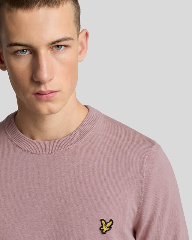We know the value of a well-made staple, so classic pieces like this jumper form the core of our Lyle &amp; Scott collections. It's been knitted from soft 100% cotton and has a slim fit – perfect for layering under a jacket.- Round neck 
- Long sleeves 
- Ribbed hemline, cuffs and neckline
- Composition: 100% cotton