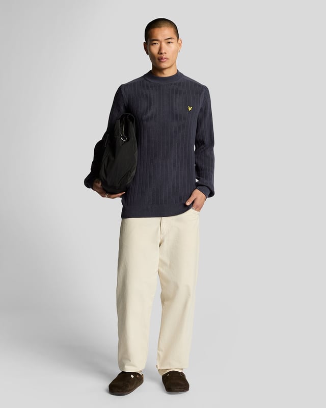 Håll dig bekväm och elegant i denna Lyle & Scott-märkta Navy Night-tröja. Perfekt för alla tillfällen, detta är det perfekta sättet att uttrycka din individuella stil utan att offra komforten. Skäm bort dig själv med denna eleganta häftklammer idag!, Lyle & Scott Blue Jumper, 100 % bomull, märkeslogotyp på bröstet, Regular Fit, Passar storleksanpassat, märkesmärke fram till vänster på bröstet., Pull Over