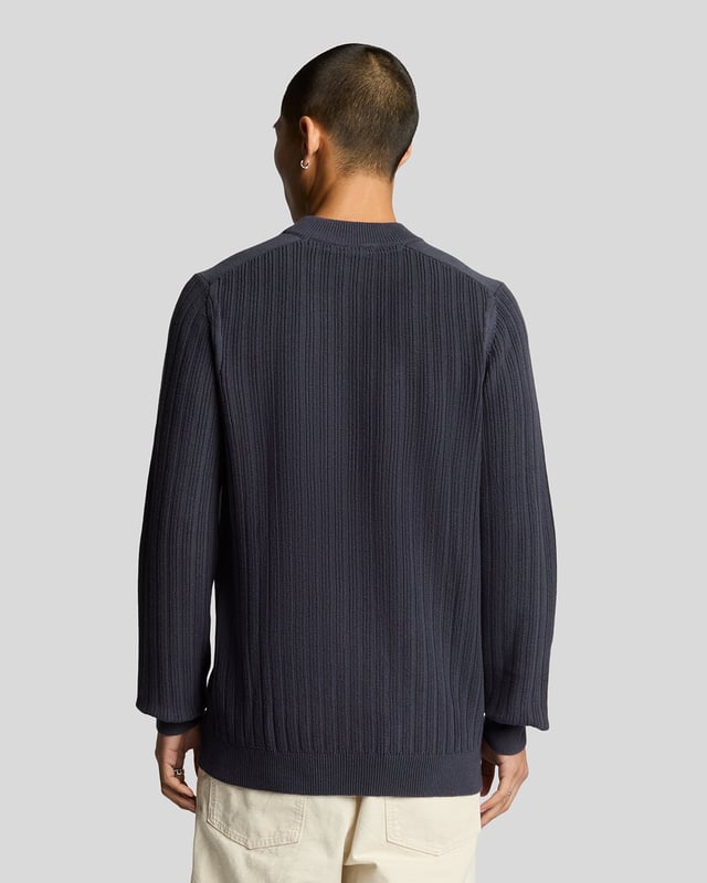 Håll dig bekväm och elegant i denna Lyle & Scott-märkta Navy Night-tröja. Perfekt för alla tillfällen, detta är det perfekta sättet att uttrycka din individuella stil utan att offra komforten. Skäm bort dig själv med denna eleganta häftklammer idag!, Lyle & Scott Blue Jumper, 100 % bomull, märkeslogotyp på bröstet, Regular Fit, Passar storleksanpassat, märkesmärke fram till vänster på bröstet., Pull Over