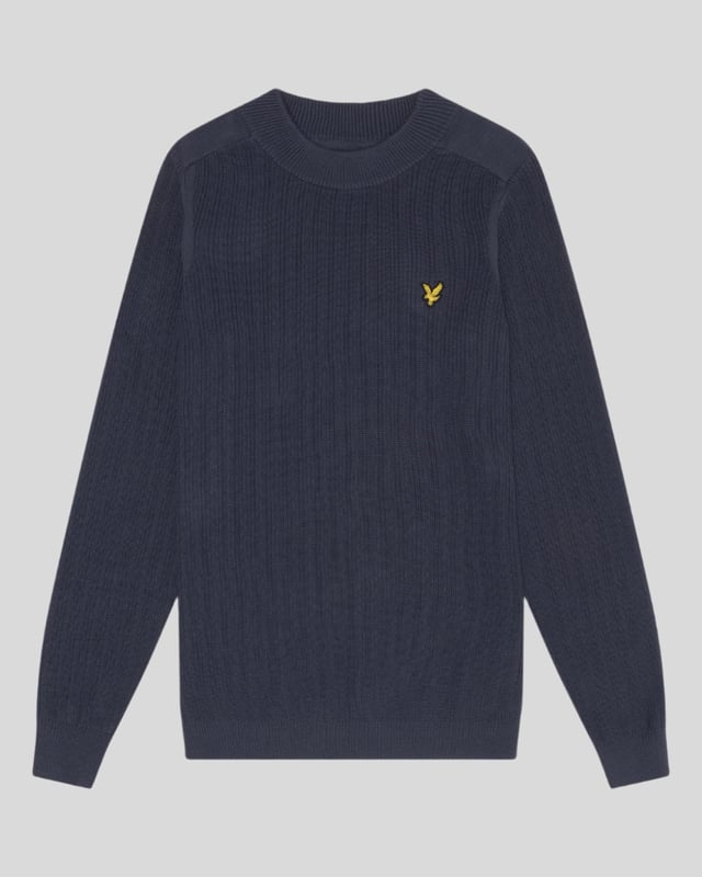 Håll dig bekväm och elegant i denna Lyle & Scott-märkta Navy Night-tröja. Perfekt för alla tillfällen, detta är det perfekta sättet att uttrycka din individuella stil utan att offra komforten. Skäm bort dig själv med denna eleganta häftklammer idag!, Lyle & Scott Blue Jumper, 100 % bomull, märkeslogotyp på bröstet, Regular Fit, Passar storleksanpassat, märkesmärke fram till vänster på bröstet., Pull Over