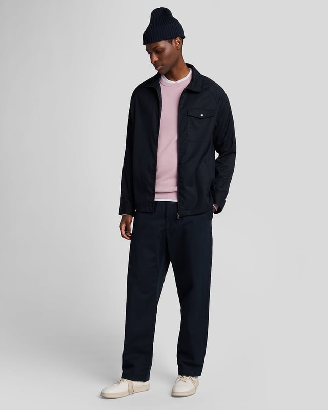 We know the value of a well-made staple, so classic pieces like this jumper form the core of our Lyle &amp; Scott collections. It's been knitted from soft 100% cotton and has a slim fit – perfect for layering under a jacket.- Round neck 
- Long sleeves 
- Ribbed hemline, cuffs and neckline
- Composition: 100% cotton