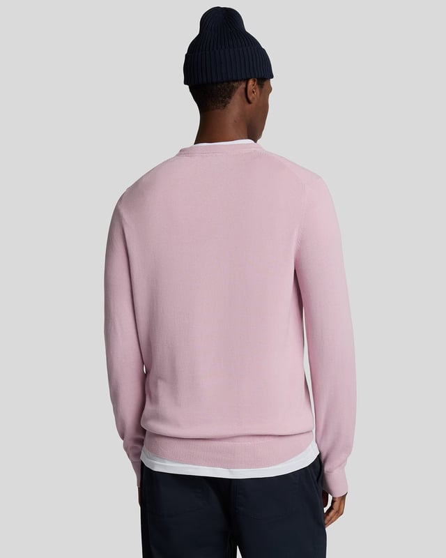 We know the value of a well-made staple, so classic pieces like this jumper form the core of our Lyle &amp; Scott collections. It's been knitted from soft 100% cotton and has a slim fit – perfect for layering under a jacket.- Round neck 
- Long sleeves 
- Ribbed hemline, cuffs and neckline
- Composition: 100% cotton