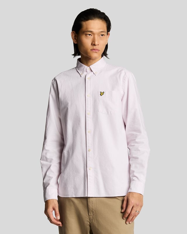 Wir präsentieren das gestreifte Oxford-Hemd, eine beispielhafte Ergänzung unserer Legacy-Kollektion. Dieses langärmelige, gewebte Hemd vereint klassisches Design mit moderner Eleganz und besticht durch eine raffinierte Tasche auf der linken Brust, die mit unserem charakteristischen goldenen Adler-Etikett verziert ist. Hergestellt aus 100 % Baumwolle verspricht es Komfort ohne Kompromisse beim Stil. - Größe: Normalgröße - Zusammensetzung: 100 % Baumwolle - Passform: Tailliert für einen eleganten Auftritt - Logo-Branding: Goldener Adler-Etikett - Logo-Branding-Position: Oben links auf der Brust - Vielseitiger Style für legere und formelle Anlässe Erweitern Sie Ihre Frühlingsgarderobe mit diesem zeitlosen Stück – perfekt, um die Saison stilvoll zu feiern.
