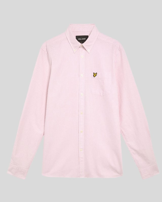 Wir präsentieren das gestreifte Oxford-Hemd, eine beispielhafte Ergänzung unserer Legacy-Kollektion. Dieses langärmelige, gewebte Hemd vereint klassisches Design mit moderner Eleganz und besticht durch eine raffinierte Tasche auf der linken Brust, die mit unserem charakteristischen goldenen Adler-Etikett verziert ist. Hergestellt aus 100 % Baumwolle verspricht es Komfort ohne Kompromisse beim Stil. - Größe: Normalgröße - Zusammensetzung: 100 % Baumwolle - Passform: Tailliert für einen eleganten Auftritt - Logo-Branding: Goldener Adler-Etikett - Logo-Branding-Position: Oben links auf der Brust - Vielseitiger Style für legere und formelle Anlässe Erweitern Sie Ihre Frühlingsgarderobe mit diesem zeitlosen Stück – perfekt, um die Saison stilvoll zu feiern.