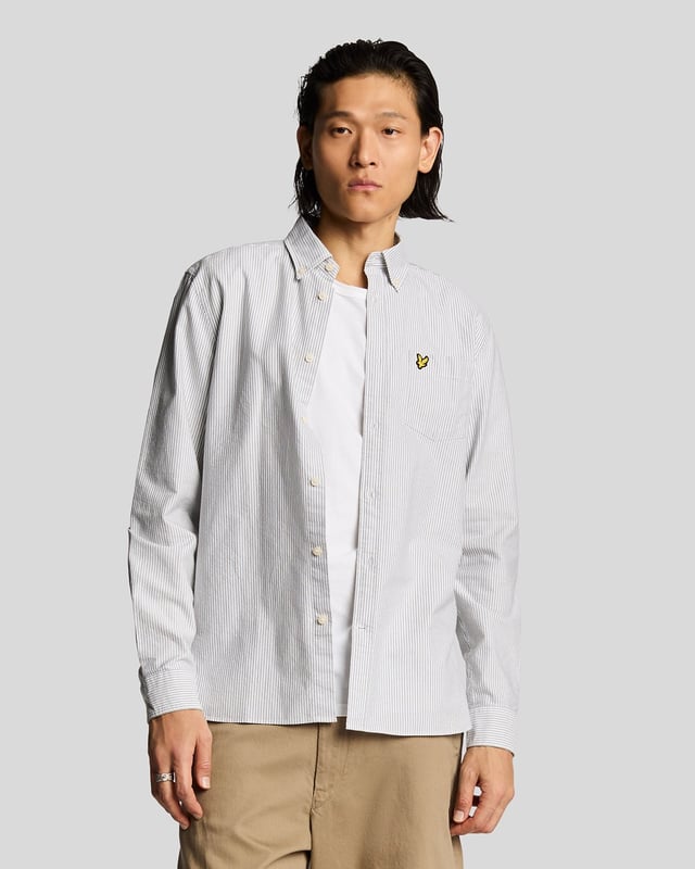 Wir präsentieren das gestreifte Oxford-Hemd, eine beispielhafte Ergänzung unserer Legacy-Kollektion. Dieses langärmelige, gewebte Hemd vereint klassisches Design mit moderner Eleganz und besticht durch eine raffinierte Tasche auf der linken Brust, die mit unserem charakteristischen goldenen Adler-Etikett verziert ist. Hergestellt aus 100 % Baumwolle verspricht es Komfort ohne Kompromisse beim Stil. - Größe: Normalgröße - Zusammensetzung: 100 % Baumwolle - Passform: Tailliert für einen eleganten Auftritt - Logo-Branding: Goldener Adler-Etikett - Logo-Branding-Position: Oben links auf der Brust - Vielseitiger Style für legere und formelle Anlässe Erweitern Sie Ihre Frühlingsgarderobe mit diesem zeitlosen Stück – perfekt, um die Saison stilvoll zu feiern.