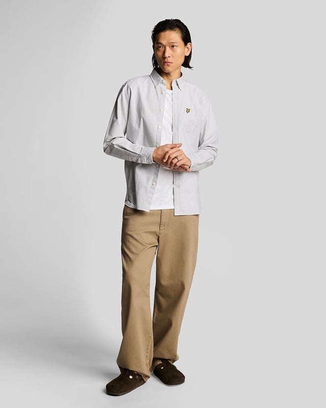 Wir präsentieren das gestreifte Oxford-Hemd, eine beispielhafte Ergänzung unserer Legacy-Kollektion. Dieses langärmelige, gewebte Hemd vereint klassisches Design mit moderner Eleganz und besticht durch eine raffinierte Tasche auf der linken Brust, die mit unserem charakteristischen goldenen Adler-Etikett verziert ist. Hergestellt aus 100 % Baumwolle verspricht es Komfort ohne Kompromisse beim Stil. - Größe: Normalgröße - Zusammensetzung: 100 % Baumwolle - Passform: Tailliert für einen eleganten Auftritt - Logo-Branding: Goldener Adler-Etikett - Logo-Branding-Position: Oben links auf der Brust - Vielseitiger Style für legere und formelle Anlässe Erweitern Sie Ihre Frühlingsgarderobe mit diesem zeitlosen Stück – perfekt, um die Saison stilvoll zu feiern.