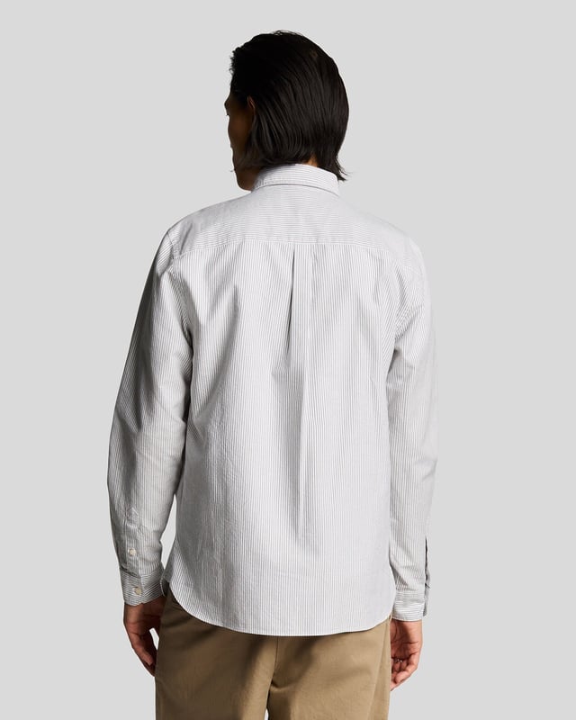 Wir präsentieren das gestreifte Oxford-Hemd, eine beispielhafte Ergänzung unserer Legacy-Kollektion. Dieses langärmelige, gewebte Hemd vereint klassisches Design mit moderner Eleganz und besticht durch eine raffinierte Tasche auf der linken Brust, die mit unserem charakteristischen goldenen Adler-Etikett verziert ist. Hergestellt aus 100 % Baumwolle verspricht es Komfort ohne Kompromisse beim Stil. - Größe: Normalgröße - Zusammensetzung: 100 % Baumwolle - Passform: Tailliert für einen eleganten Auftritt - Logo-Branding: Goldener Adler-Etikett - Logo-Branding-Position: Oben links auf der Brust - Vielseitiger Style für legere und formelle Anlässe Erweitern Sie Ihre Frühlingsgarderobe mit diesem zeitlosen Stück – perfekt, um die Saison stilvoll zu feiern.
