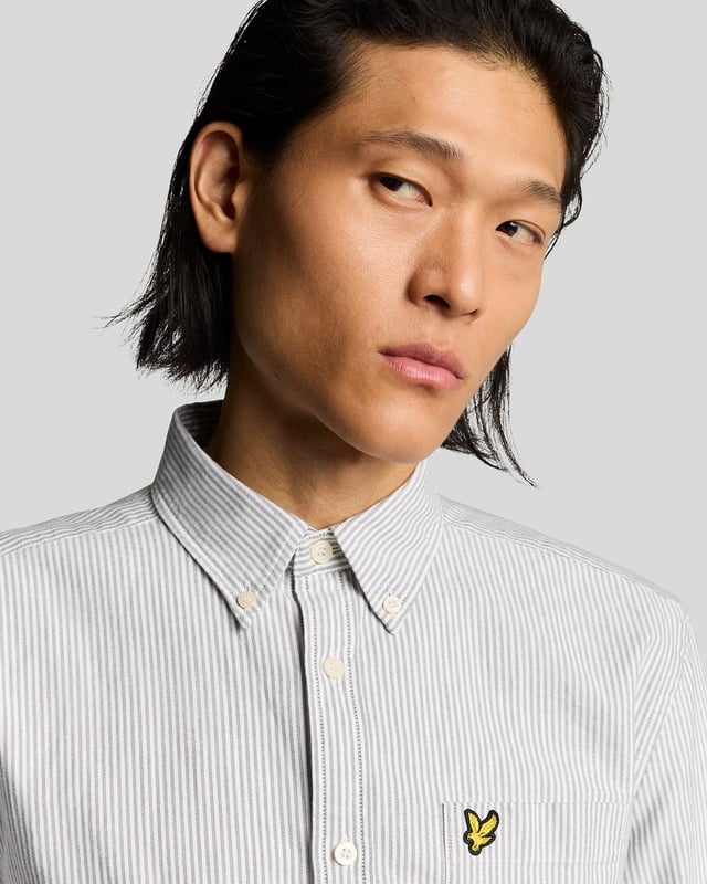 Wir präsentieren das gestreifte Oxford-Hemd, eine beispielhafte Ergänzung unserer Legacy-Kollektion. Dieses langärmelige, gewebte Hemd vereint klassisches Design mit moderner Eleganz und besticht durch eine raffinierte Tasche auf der linken Brust, die mit unserem charakteristischen goldenen Adler-Etikett verziert ist. Hergestellt aus 100 % Baumwolle verspricht es Komfort ohne Kompromisse beim Stil. - Größe: Normalgröße - Zusammensetzung: 100 % Baumwolle - Passform: Tailliert für einen eleganten Auftritt - Logo-Branding: Goldener Adler-Etikett - Logo-Branding-Position: Oben links auf der Brust - Vielseitiger Style für legere und formelle Anlässe Erweitern Sie Ihre Frühlingsgarderobe mit diesem zeitlosen Stück – perfekt, um die Saison stilvoll zu feiern.