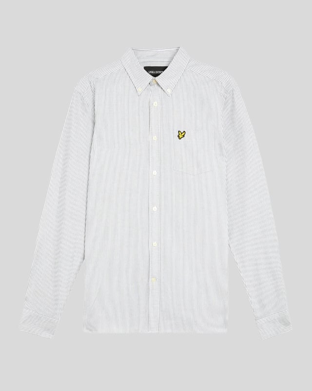 Wir präsentieren das gestreifte Oxford-Hemd, eine beispielhafte Ergänzung unserer Legacy-Kollektion. Dieses langärmelige, gewebte Hemd vereint klassisches Design mit moderner Eleganz und besticht durch eine raffinierte Tasche auf der linken Brust, die mit unserem charakteristischen goldenen Adler-Etikett verziert ist. Hergestellt aus 100 % Baumwolle verspricht es Komfort ohne Kompromisse beim Stil. - Größe: Normalgröße - Zusammensetzung: 100 % Baumwolle - Passform: Tailliert für einen eleganten Auftritt - Logo-Branding: Goldener Adler-Etikett - Logo-Branding-Position: Oben links auf der Brust - Vielseitiger Style für legere und formelle Anlässe Erweitern Sie Ihre Frühlingsgarderobe mit diesem zeitlosen Stück – perfekt, um die Saison stilvoll zu feiern.