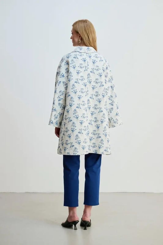 Our sizes run large, Jacquard patterned kaftan reflects elegance with its elegant texture and modern design. While it offers comfortable use thanks to its light and flowing fabric, it creates an eye-catching style with its special pattern details. Add a sophisticated touch to your style both for beach combinations and special occasions!