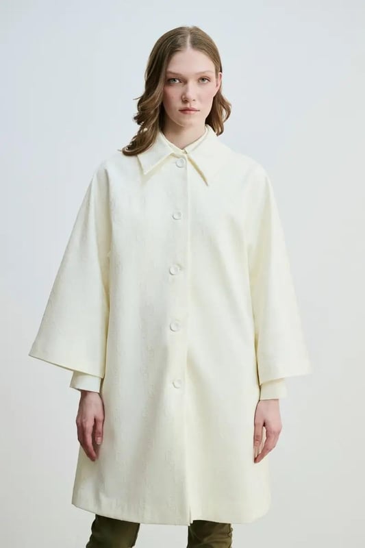 Our sizes run large, Monogram Kaftan is ecru color. It offers comfort and elegance together. Its lined structure ensures comfortable use all day long. It creates an elegant look with its shirt collar design and long sleeve details. The slogan detail adds a modern touch to the kaftan, making it an ideal option for casual/daily use. An excellent choice for those looking for a piece that is both comfortable and stylish, this kaftan will attract attention in any environment.