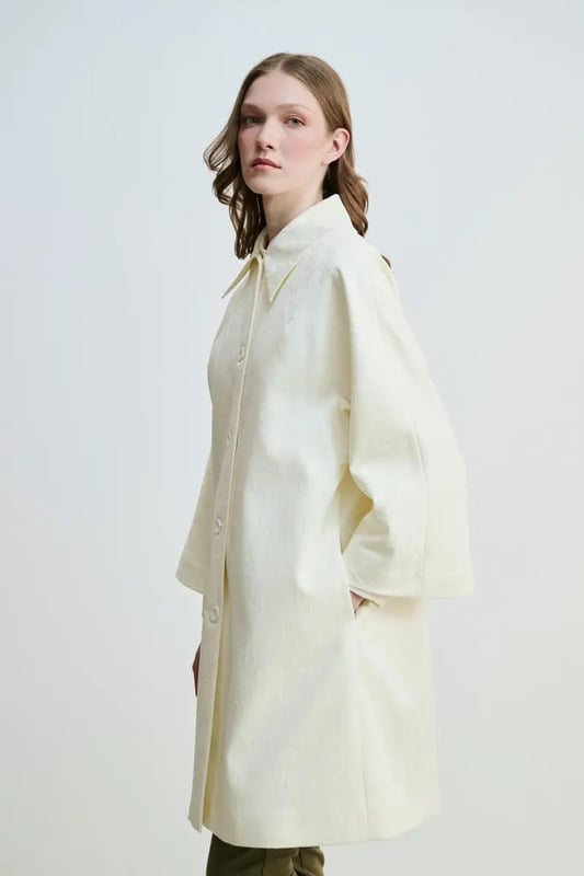 Our sizes run large, Monogram Kaftan is ecru color. It offers comfort and elegance together. Its lined structure ensures comfortable use all day long. It creates an elegant look with its shirt collar design and long sleeve details. The slogan detail adds a modern touch to the kaftan, making it an ideal option for casual/daily use. An excellent choice for those looking for a piece that is both comfortable and stylish, this kaftan will attract attention in any environment.
