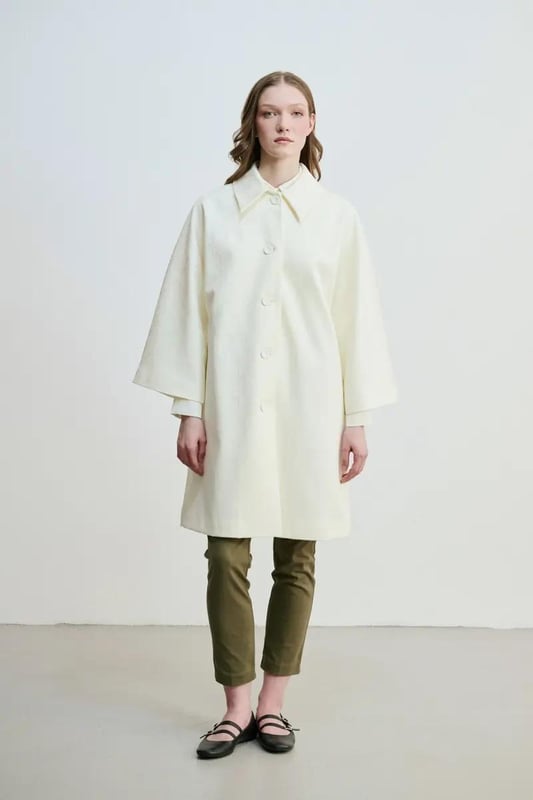 Our sizes run large, Monogram Kaftan is ecru color. It offers comfort and elegance together. Its lined structure ensures comfortable use all day long. It creates an elegant look with its shirt collar design and long sleeve details. The slogan detail adds a modern touch to the kaftan, making it an ideal option for casual/daily use. An excellent choice for those looking for a piece that is both comfortable and stylish, this kaftan will attract attention in any environment.