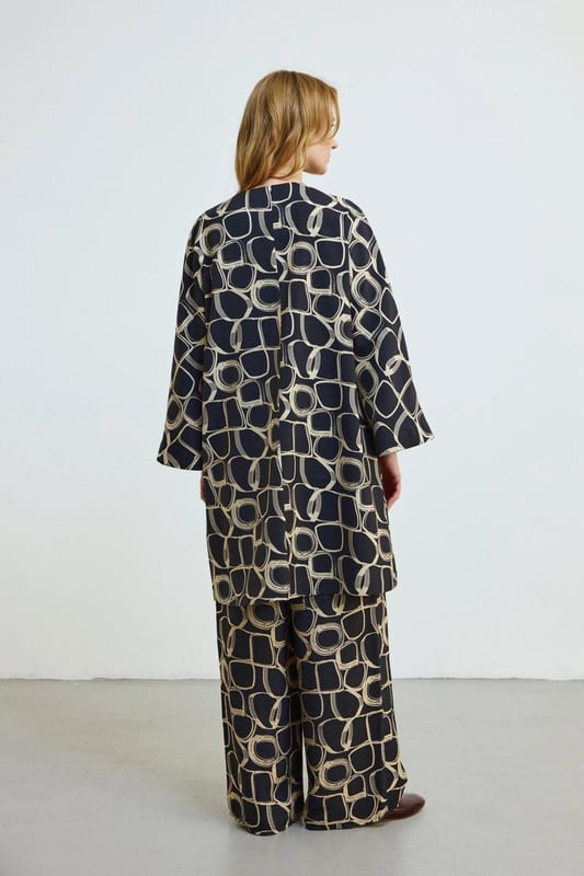 Our sizes run large, It has a stylish and comfortable design. While the collarless design adds a modern and comfortable atmosphere to the caftan, the patterns give it a unique style. Black color provides an elegant and stylish appearance. It is a wonderful piece that can be worn comfortably at home or at elegant events. It is an ideal choice for those looking for both comfort and elegance.