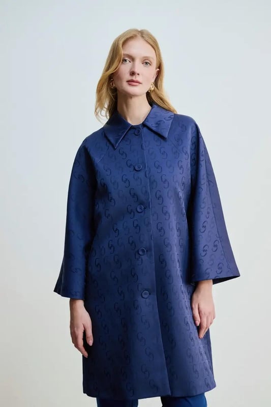 Our sizes run large, Monogram Kaftan is ecru color. It offers comfort and elegance together. Its lined structure ensures comfortable use all day long. It creates an elegant look with its shirt collar design and long sleeve details. The slogan detail adds a modern touch to the kaftan, making it an ideal option for casual/daily use. An excellent choice for those looking for a piece that is both comfortable and stylish, this kaftan will attract attention in any environment.
