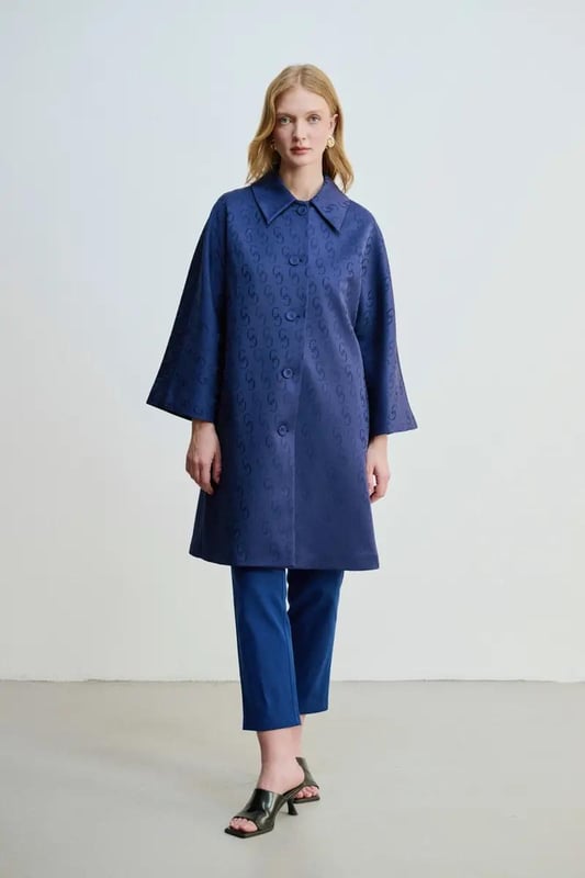 Our sizes run large, Monogram Kaftan is ecru color. It offers comfort and elegance together. Its lined structure ensures comfortable use all day long. It creates an elegant look with its shirt collar design and long sleeve details. The slogan detail adds a modern touch to the kaftan, making it an ideal option for casual/daily use. An excellent choice for those looking for a piece that is both comfortable and stylish, this kaftan will attract attention in any environment.