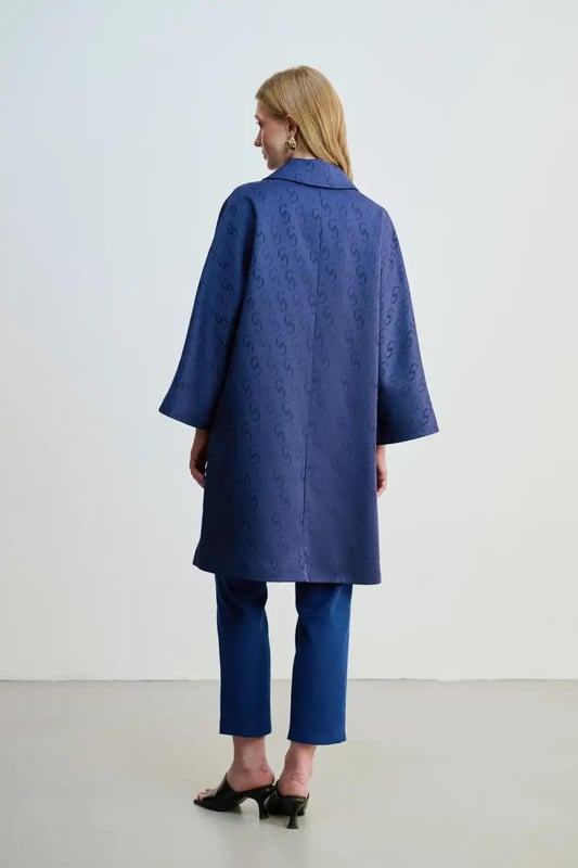 Our sizes run large, Monogram Kaftan is ecru color. It offers comfort and elegance together. Its lined structure ensures comfortable use all day long. It creates an elegant look with its shirt collar design and long sleeve details. The slogan detail adds a modern touch to the kaftan, making it an ideal option for casual/daily use. An excellent choice for those looking for a piece that is both comfortable and stylish, this kaftan will attract attention in any environment.