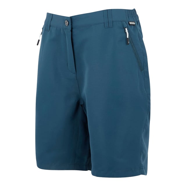 100% Recyceltes Polyester. Gewebetechnik: Knitterfrei, Dauerhaft wasserabweisende Oberfläche, Leicht, Schnell trocknend. Gewebe: gewebter Stoff. Design: Unifarben. GSM (Gramm pro Quadratmeter): 105. Knopfverschluss, Hosenschlitz mit Reißverschluss. Gürtelschlaufen. Taille: Teilweise elastisch. Taschenart: Zwei Seitentaschen, Eine Tasche am Oberschenkel, Reißverschluss. UV-Schutzfaktor: UPF 50+.