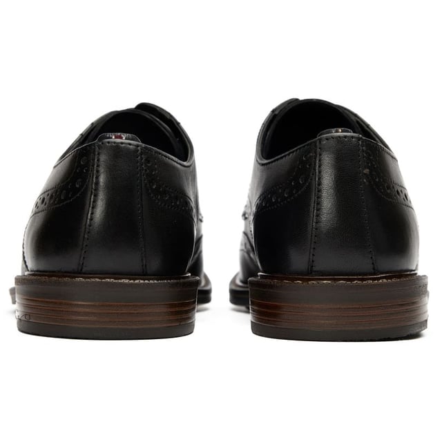 Zapatos negros de charol Barry para hombre, fabricados con cuero y suela sintética. Presentan detalle de charol y parte superior de cuero.