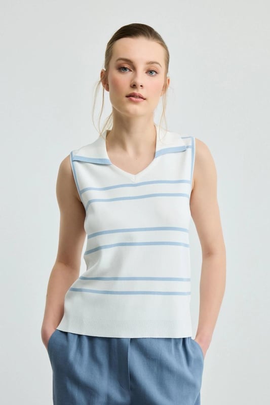 Our sizes run large, Ecru polo neck striped knitwear blouse has a stylish and sporty style. It offers a modern look with its stripe details and polo collar design. Knitwear fabric creates an elegance that can be worn easily.