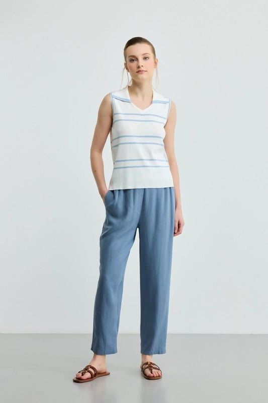 Our sizes run large, Ecru polo neck striped knitwear blouse has a stylish and sporty style. It offers a modern look with its stripe details and polo collar design. Knitwear fabric creates an elegance that can be worn easily.