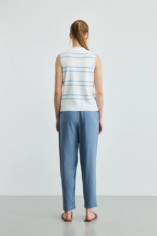 Our sizes run large, Ecru polo neck striped knitwear blouse has a stylish and sporty style. It offers a modern look with its stripe details and polo collar design. Knitwear fabric creates an elegance that can be worn easily.