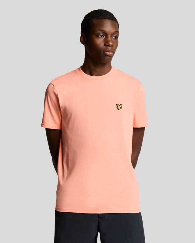 With the perfect mix of soft feel cotton and moisture wicking polyester, the Martin Tee is the perfect tee for whether you’re hitting the gym, heading for a kickabout, or working from home.- 50% cotton 50% polyester- Fine ribbed collar- Detail stitching at shoulder, collar, and cuff- Set-in sleeves