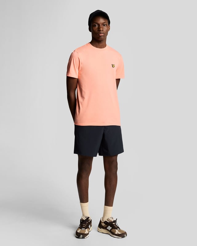With the perfect mix of soft feel cotton and moisture wicking polyester, the Martin Tee is the perfect tee for whether you’re hitting the gym, heading for a kickabout, or working from home.- 50% cotton 50% polyester- Fine ribbed collar- Detail stitching at shoulder, collar, and cuff- Set-in sleeves