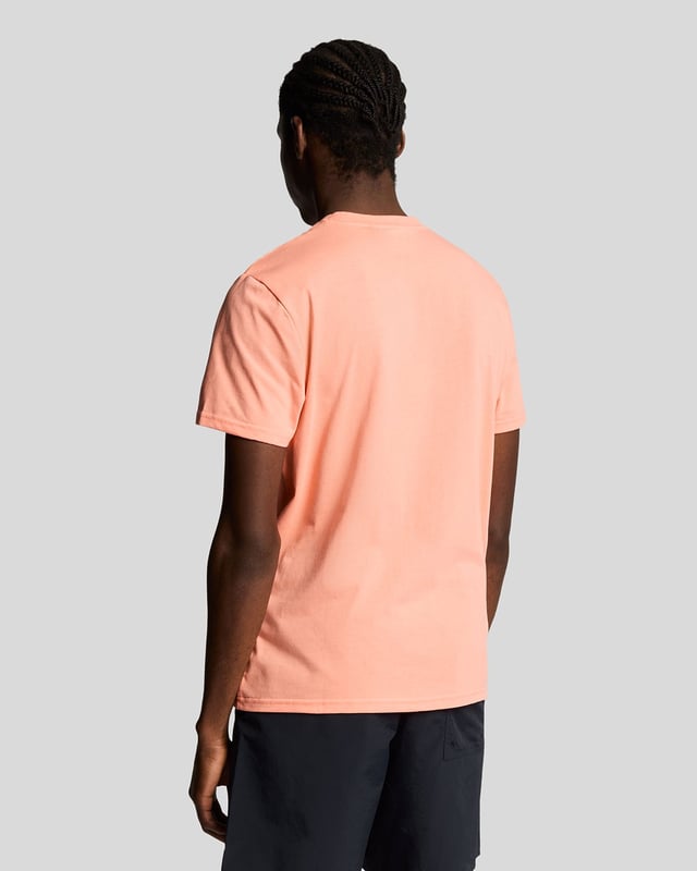 With the perfect mix of soft feel cotton and moisture wicking polyester, the Martin Tee is the perfect tee for whether you’re hitting the gym, heading for a kickabout, or working from home.- 50% cotton 50% polyester- Fine ribbed collar- Detail stitching at shoulder, collar, and cuff- Set-in sleeves