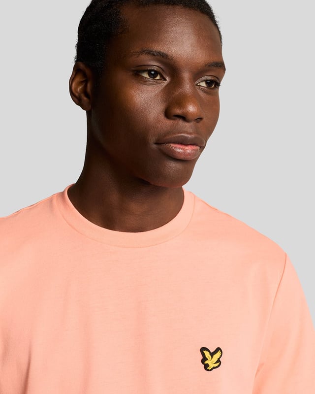 With the perfect mix of soft feel cotton and moisture wicking polyester, the Martin Tee is the perfect tee for whether you’re hitting the gym, heading for a kickabout, or working from home.- 50% cotton 50% polyester- Fine ribbed collar- Detail stitching at shoulder, collar, and cuff- Set-in sleeves