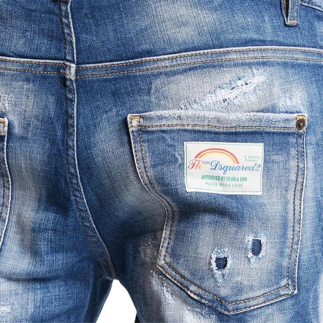 Estilo vaquero súper twinky, mezclilla elástica 93 % algodón, 4 % poliéster, 3 % elastano, bragueta de botones, corte ceñido con pierna cónica, diseño rasgado, detalle de salpicaduras de pintura, mezclilla reforzada desgastada, jeans azules