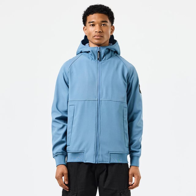 Heren Weekend Offender Sulta Softshell Bomber Jacket in blauw.- Kap met verstelbaar trekkoord.- Raglan mouwen.- Zijzakken.- Comfortabele rib manchetten en zoom.- Badge van het merk Weekend Offender is aangebracht op de linker mouw.- Extra DWR (Durable Water Repellent) laag.- Ref: JKAW2440BLU