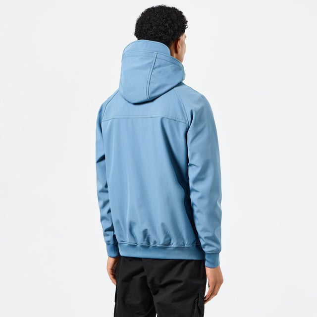 Heren Weekend Offender Sulta Softshell Bomber Jacket in blauw.- Kap met verstelbaar trekkoord.- Raglan mouwen.- Zijzakken.- Comfortabele rib manchetten en zoom.- Badge van het merk Weekend Offender is aangebracht op de linker mouw.- Extra DWR (Durable Water Repellent) laag.- Ref: JKAW2440BLU