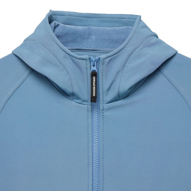 Heren Weekend Offender Sulta Softshell Bomber Jacket in blauw.- Kap met verstelbaar trekkoord.- Raglan mouwen.- Zijzakken.- Comfortabele rib manchetten en zoom.- Badge van het merk Weekend Offender is aangebracht op de linker mouw.- Extra DWR (Durable Water Repellent) laag.- Ref: JKAW2440BLU