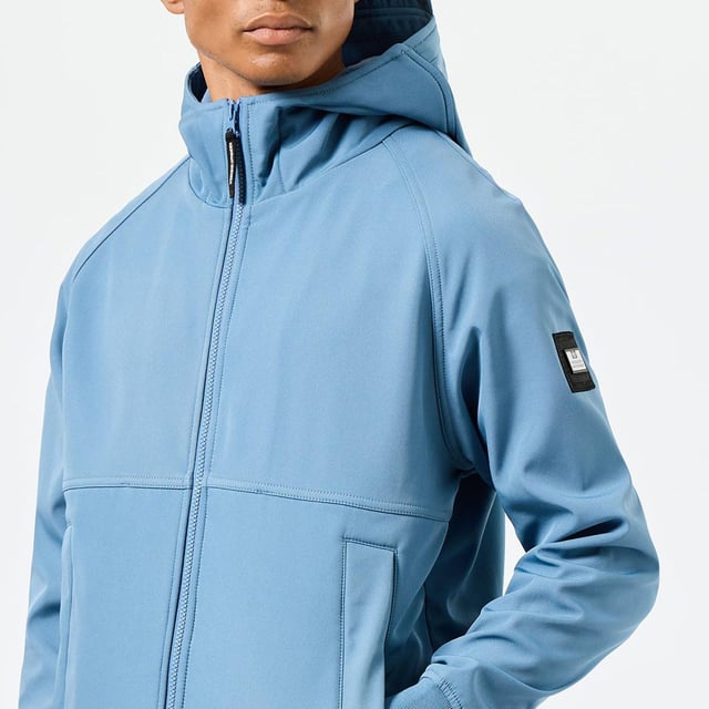 Heren Weekend Offender Sulta Softshell Bomber Jacket in blauw.- Kap met verstelbaar trekkoord.- Raglan mouwen.- Zijzakken.- Comfortabele rib manchetten en zoom.- Badge van het merk Weekend Offender is aangebracht op de linker mouw.- Extra DWR (Durable Water Repellent) laag.- Ref: JKAW2440BLU