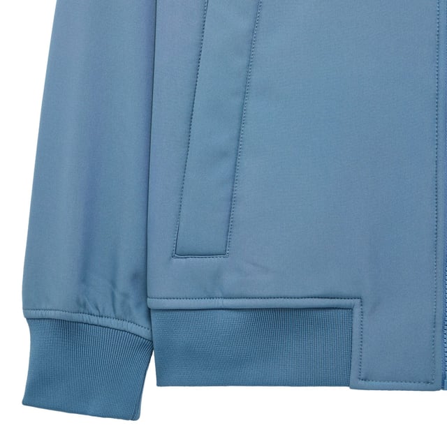 Heren Weekend Offender Sulta Softshell Bomber Jacket in blauw.- Kap met verstelbaar trekkoord.- Raglan mouwen.- Zijzakken.- Comfortabele rib manchetten en zoom.- Badge van het merk Weekend Offender is aangebracht op de linker mouw.- Extra DWR (Durable Water Repellent) laag.- Ref: JKAW2440BLU