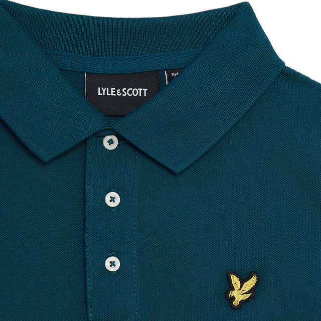 Juniors Lyle And Scott Plain Polo Shirt in navy.- Classic ribbed collar.- Three button placket with detail stitching.- Short sleeves.- Ribbed cuffs.- Embroidered logo on chest.- Regular fit.- 97% Cotton  3% Elastane.- Ref: SPB2000VW992