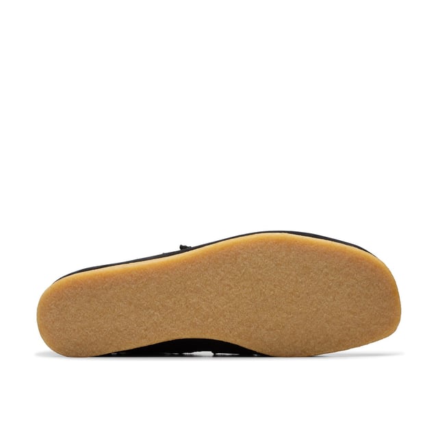 An iconic casual shoe-trainer hybrid  our classic Weaver channels on-trend 70s Americana nostalgia. Butter-soft suede in ultra-wearable black and a crafted construction create a vintage look  while a natural pebble sole and Clarks Originals fobs act as a marker of our quality craftsmanship.Premium black suede upperNatural rubber pebble crepe soleFinished with two Clarks Originals fobs