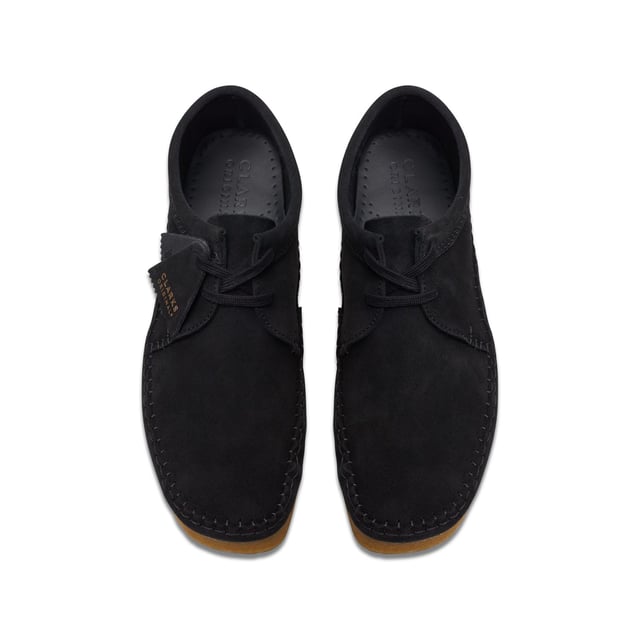 An iconic casual shoe-trainer hybrid  our classic Weaver channels on-trend 70s Americana nostalgia. Butter-soft suede in ultra-wearable black and a crafted construction create a vintage look  while a natural pebble sole and Clarks Originals fobs act as a marker of our quality craftsmanship.Premium black suede upperNatural rubber pebble crepe soleFinished with two Clarks Originals fobs