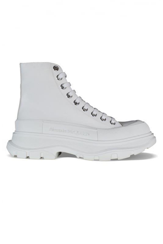 Sneakers altas Alexander McQueen Tread Slick.Lona blanca.Puntera redonda con inserción de goma.Logotipo en el talón y la lengüeta.Cierre de cordón plano blanco.Suela de goma blanca sobredimensionada con la firma.Made in Italy.
