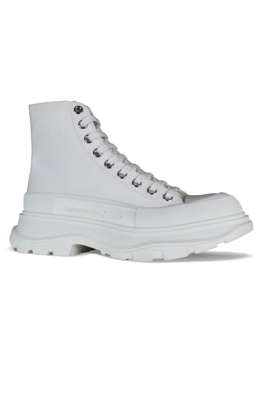 Sneakers altas Alexander McQueen Tread Slick.Lona blanca.Puntera redonda con inserción de goma.Logotipo en el talón y la lengüeta.Cierre de cordón plano blanco.Suela de goma blanca sobredimensionada con la firma.Made in Italy.