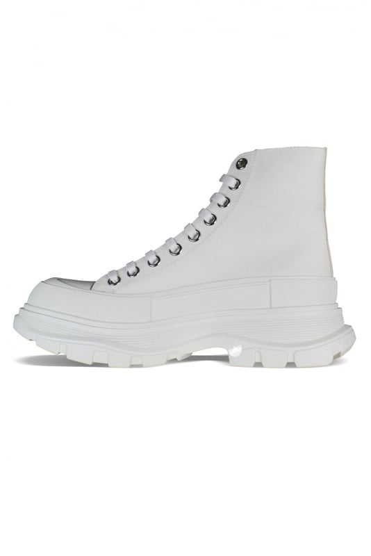 Sneakers altas Alexander McQueen Tread Slick.Lona blanca.Puntera redonda con inserción de goma.Logotipo en el talón y la lengüeta.Cierre de cordón plano blanco.Suela de goma blanca sobredimensionada con la firma.Made in Italy.