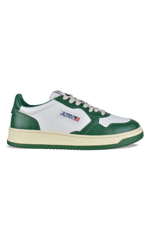 Sneakers bajas Autry de piel blanca y verde oscuro.Parche con logotipo en el exterior. Talonera de piel verde con logotipo en relieve.Lengüeta con parche del logotipo.Suela de goma con efecto amarilleado. Cierre con cordones.Puntera redonda perforada.100% piel.