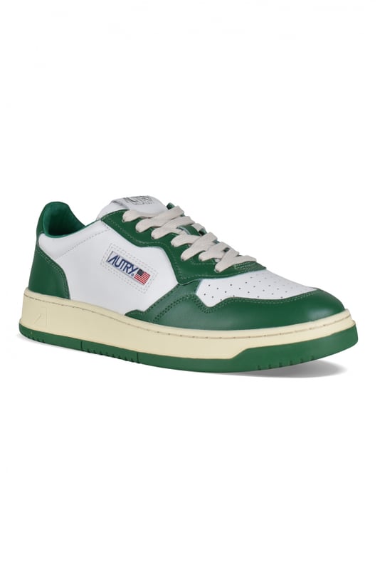 Sneakers bajas Autry de piel blanca y verde oscuro.Parche con logotipo en el exterior. Talonera de piel verde con logotipo en relieve.Lengüeta con parche del logotipo.Suela de goma con efecto amarilleado. Cierre con cordones.Puntera redonda perforada.100% piel.